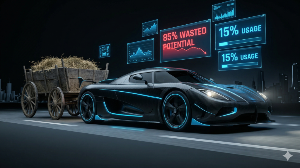 Konceptualus tech menas: prabangus juodas sportinis automobilis su šviečiančiomis mėlynomis linijomis, tempiantis seną medinį vežimą su šienu; fone matomos hologramos su užrašu „85% WASTED POTENTIAL“
